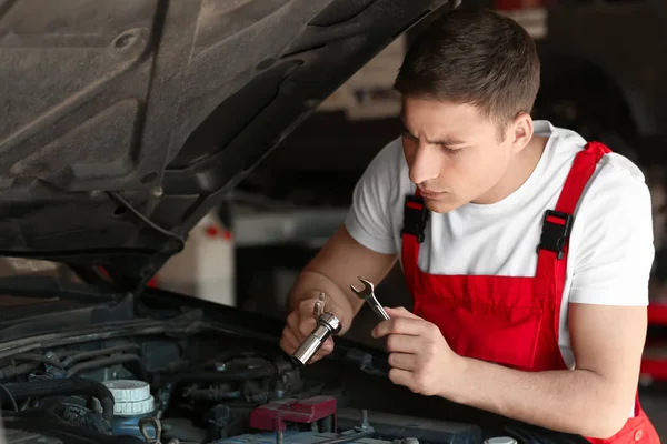 Jovem Auto Mecânico Reparando Carro Centro Serviço — Fotografia de Stock