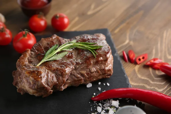 Assiette Ardoise Avec Délicieux Steak Grillé Légumes Sur Table — Photo