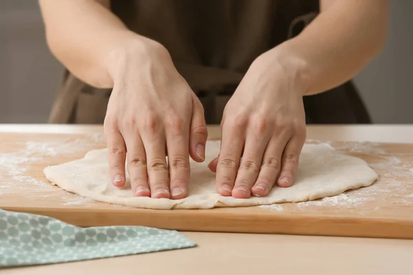 Mulher Preparando Massa Para Pizza Mesa Cozinha Close — Fotografia de Stock