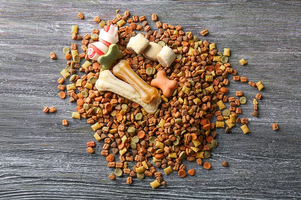 Montón Comida Para Mascotas Sobre Fondo Madera — Foto de Stock