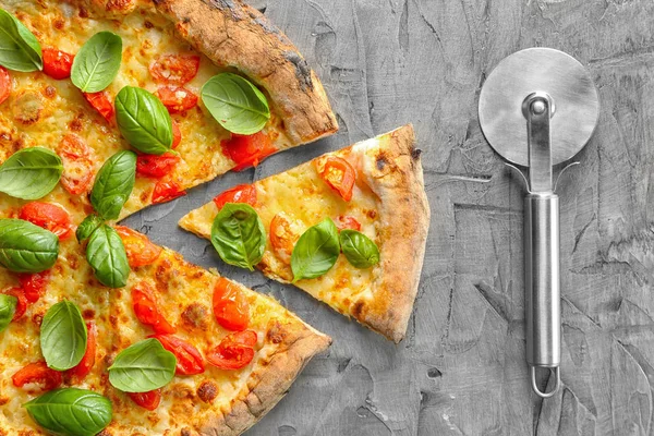 Deliziosa Pizza Sfondo Grigio — Foto Stock