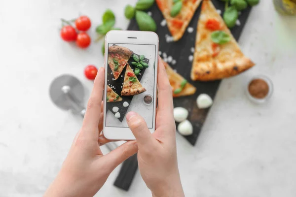 Mulher Fotografando Fatias Deliciosa Pizza Margherita Com Telefone Celular — Fotografia de Stock