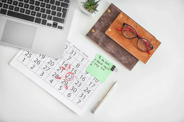 Calendario Con Note Laptop Sfondo Bianco — Foto Stock
