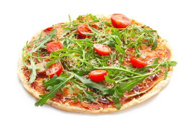 Beyaz arka planda lezzetli pizza.