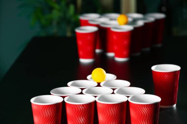 Bardak ve bira için plastik top masada oyun pong