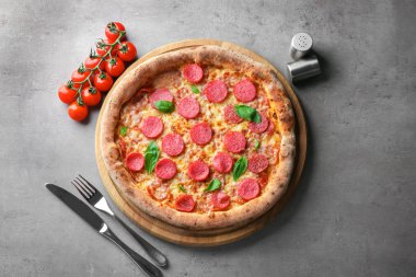 Masada lezzetli pizza ile kompozisyon