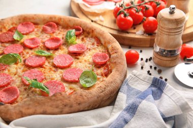 Lezzetli pizza salam tablo ile