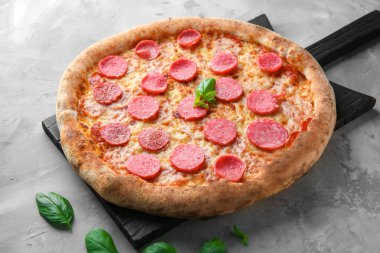 Lezzetli İtalyan pizza tablo üzerinde