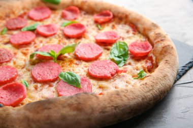 Tablo, closeup lezzetli pizza ile kayrak plaka