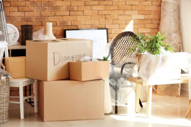 Karton kutular ve odada Enteriyör eşyaları. Hareketli ev kavramı