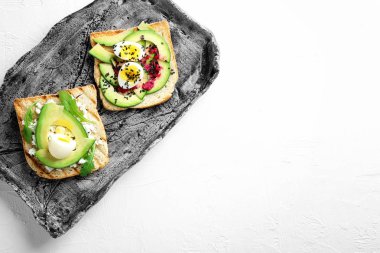Işık arka plan üzerinde lezzetli tost ile plaka