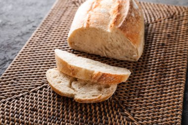 Hasır mat tablo taze lezzetli ekmek ile