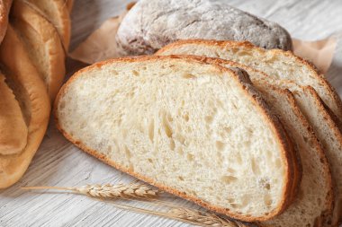 Ahşap masa, tatlı taze lezzetli ekmek parçaları