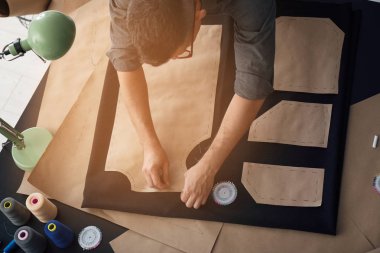 Genç terzi Atölyesi desende dikiş ile çalışma