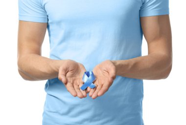 Mavi kurdele beyaz arka plan üzerinde tutan adam. Prostat kanseri kavramı