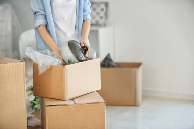 Kadın kapalı karton kutu ambalaj. Hareketli ev kavramı