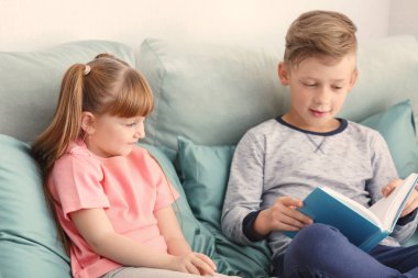 Sevimli küçük çocuklar evde birlikte kitap okuma