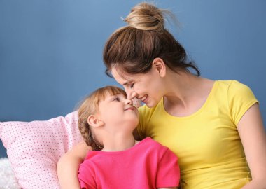 Anne ve kızı birlikte evde istirahat