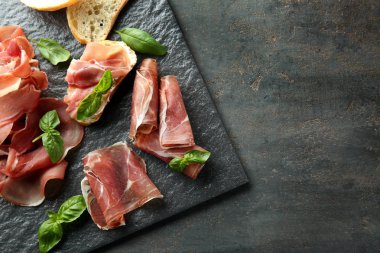 Lezzetli salam dilimleri ve fesleğen tablo ile kayrak Yönetim Kurulu