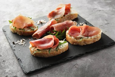 Kayrak kurulu Jambon dilimleri ile lezzetli sandviçler