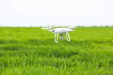 Modern quadcopter alanın üzerine uçan