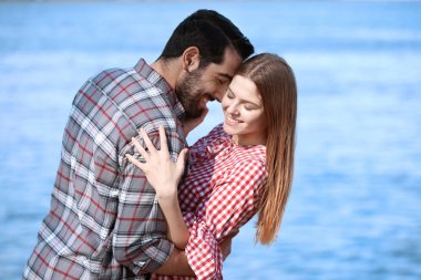 Mutlu genç çift bahar gününde Nehri yakınında