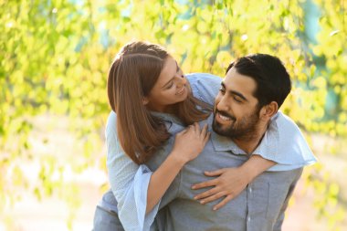 Park bahar gününde mutlu genç Çift