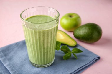 Kadeh tabloda lezzetli avokado güler yüzlü