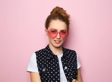 Renkli arka planda güzel bir genç kadının portresi