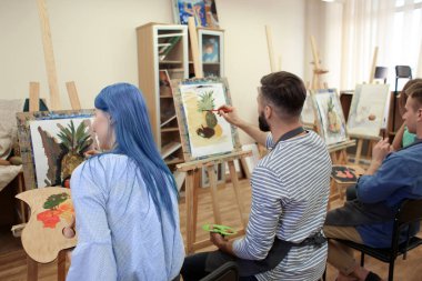 Atölyede resim sanat öğrencileri