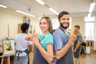 Başparmak-up jest sanat okulunda gösterilen öğrenciler