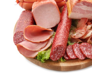 Lezzetli deli et beyaz izole ahşap tahta üzerinde ürün yelpazesine