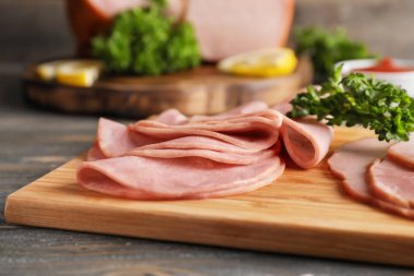 Dilimlenmiş jambon gemide, closeup Delicious