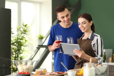 Tablet Pc tarifleri mutfak okuma ile genç çift