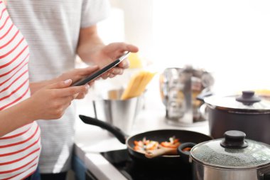 Tablet Pc tarifleri mutfak okuma ile genç çift