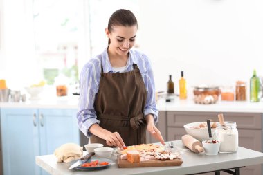 Genç kadın mutfakta pizza hazırlama