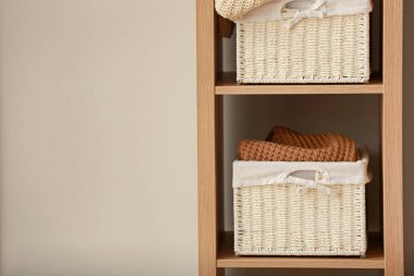 Raf ünitesi ile açık renkli sepetleri