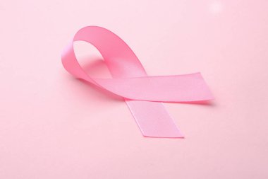 Renkli arka planda pembe kurdele. Göğüs kanseri kavramı