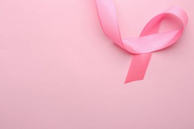 Renkli arka planda pembe kurdele. Göğüs kanseri kavramı