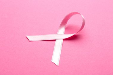 Renkli arka planda pembe kurdele. Göğüs kanseri kavramı