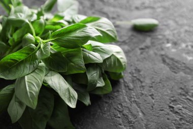 Dokulu arka plan, closeup üzerinde taze fesleğen