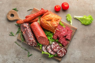 Lezzetli deli et ahşap tahta üzerinde ürün yelpazesine