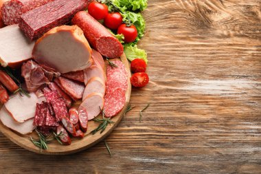 Lezzetli deli et ahşap tahta üzerinde ürün yelpazesine ahşap tahta