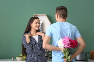 Gizleme çiçek kız arkasından kapalı için genç adam