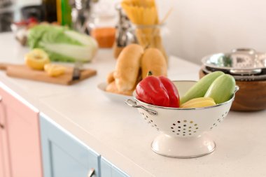 Kevgir mutfakta masada taze sebze ile