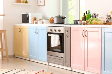 Modern mutfağın içi.