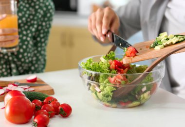 Genç adam kız arkadaşıyla mutfak pişirme