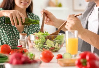 Arkadaşlar birlikte mutfakta yemek