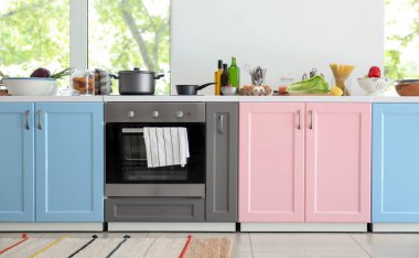 İç mutfak elektrikli fırın ile modern mobilya