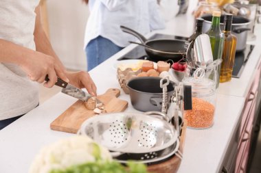 Delikanlı mutfakta yemek arkadaş grubu